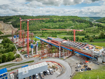 Auf 100 Metern freistehend: WOLFF Krane lassen Hochbrücke über das Neckartal wachsen
